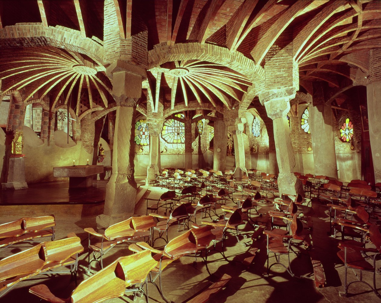 Guell Crypt的“倾斜柱”，由Antonio Gaudi（1852-1926）于1908-15建造 作者 安东尼奥·高迪