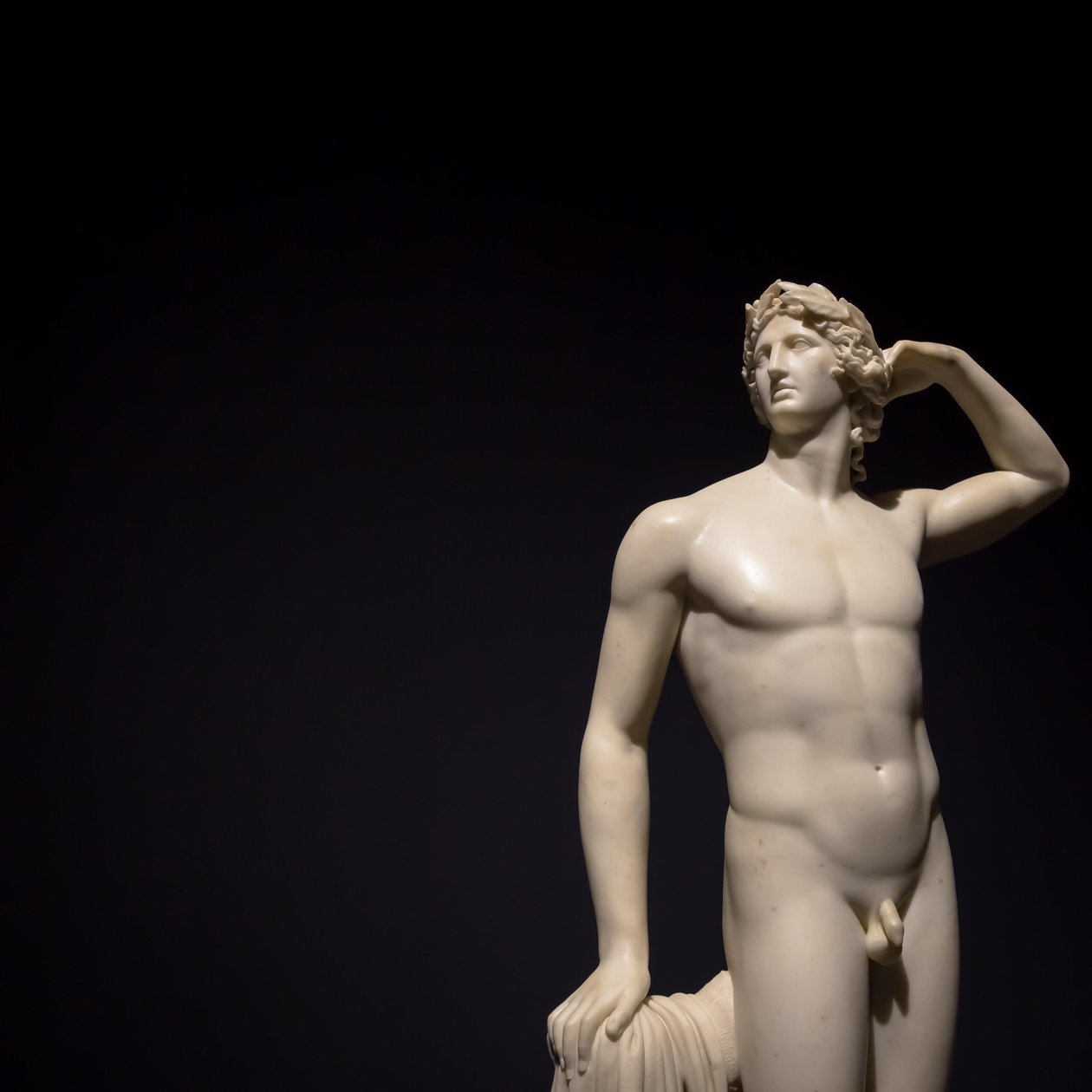 意大利米兰 - 2020 年 6 月：古代雕塑 "阿波罗自鸣"（1782 年），2019 年，蚂蚁（照片 作者 安东尼奥·卡诺瓦