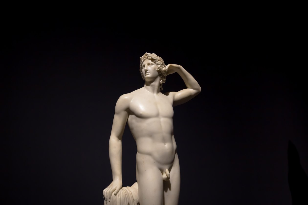 意大利米兰 - 2020 年 6 月：古代雕塑 "阿波罗自鸣"（1782 年），2019 年，蚂蚁（照片 作者 安东尼奥·卡诺瓦