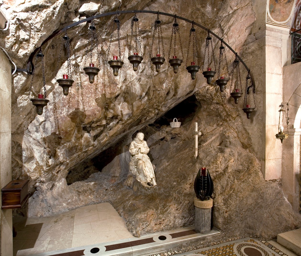 View of the cave of St. Benedetto with statue of the saint made by Antonio Raggi (or Antonio Lombardo) (1624-1686). It was in this cave that the saint withdrew. 1657 Monastery of Saint Benedetto (Sacro Speco), Subiaco (Rome), Italy 作者 安东尼奥·拉吉（Antonio Raggi）