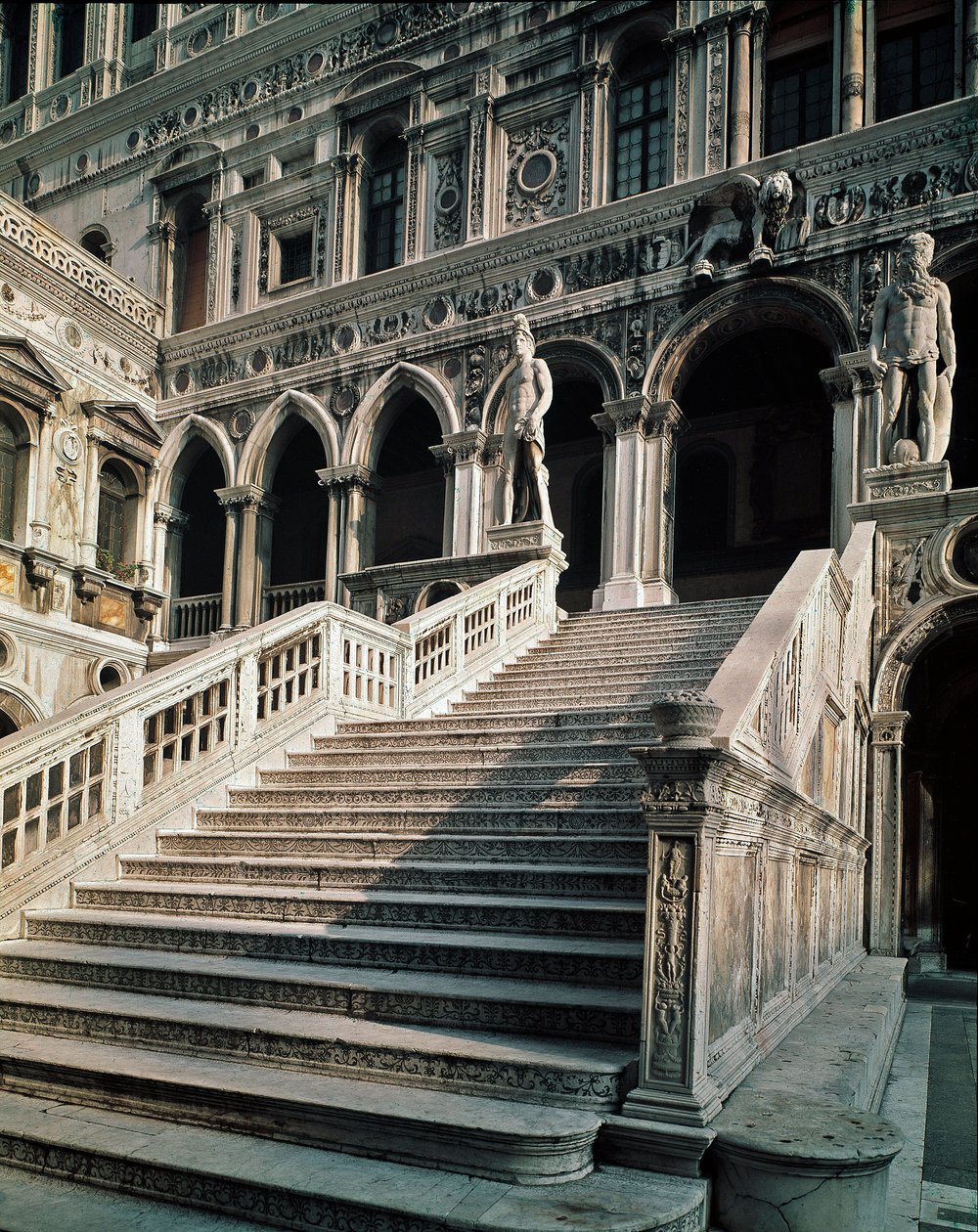 由安东尼奥·里佐 (Antonio Rizzo) (1430-1499) 1483-1491 年制作的通往公爵宫 (palazzo ducale) 入口的 Scala dei Giganti（Geants 的楼梯）的视图 作者 安东尼奥·里佐（Antonio Rizzo）