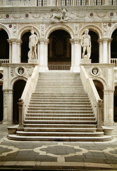 由Antonio Rizzo设计的Scala dei Giganti视图，由Jacopo Sansovino创建的火星和海王星雕像（1486-1570） 作者 安东尼奥·里佐（Antonio Rizzo）