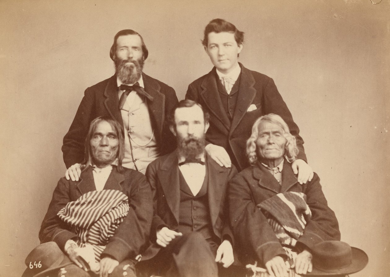 1868 年，亚历山大-加德纳、威廉-亨利-杰克逊和安东尼奥-泽诺-辛德勒与普韦布洛代表、伊斯莱塔总督亚历杭德罗-帕迪利亚和伊斯莱塔前总督安布罗西奥-阿贝塔在一起（照片）。 作者 安东尼奥·齐诺·辛德勒