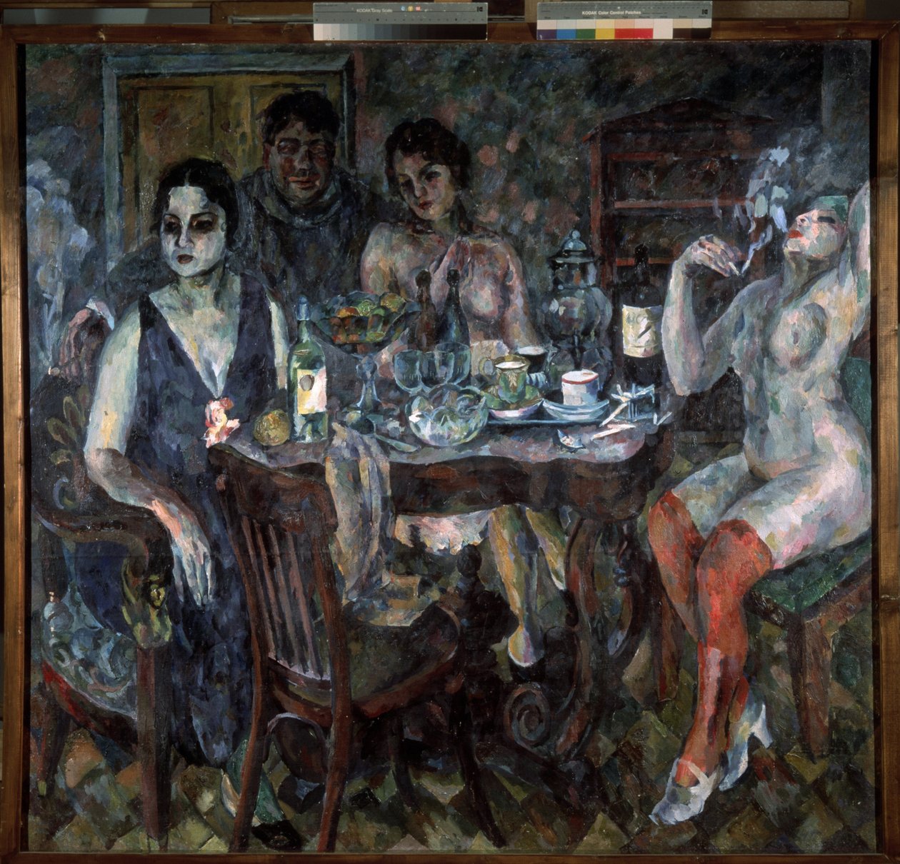 在艺术家工作室。画家在画中描绘了自己抽着烟，身边围绕着裸体女人，桌旁摆放着茶炊、酒瓶、酒杯、杯子和一碗水果。画面气氛色情、沉重而慵懒。 作者 阿里斯塔克（Aristarkh Vasilievic Lentulov）