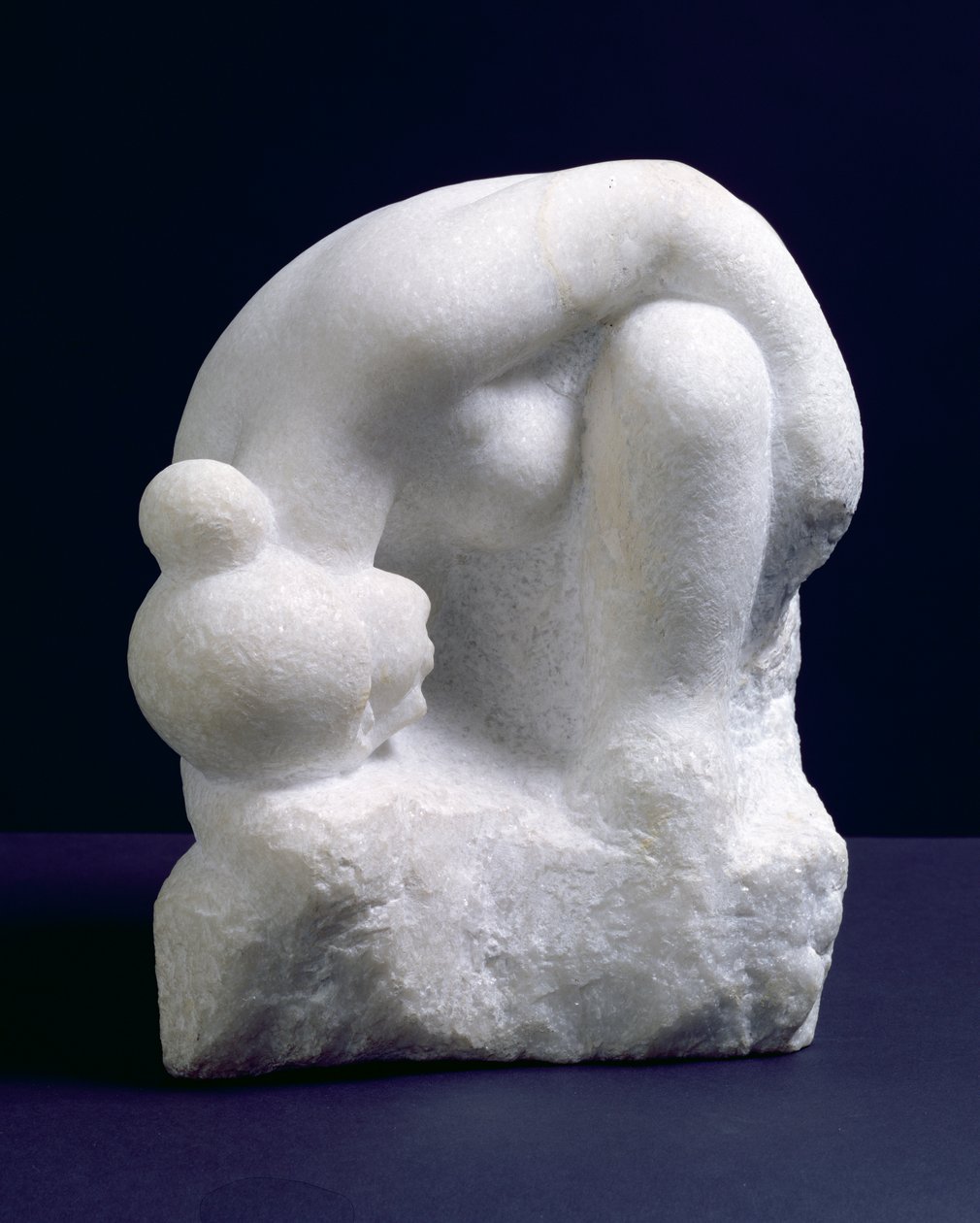 蹲伏的身影，c.1930（始于1908年）（大理石） 作者 阿里斯蒂德·马约尔