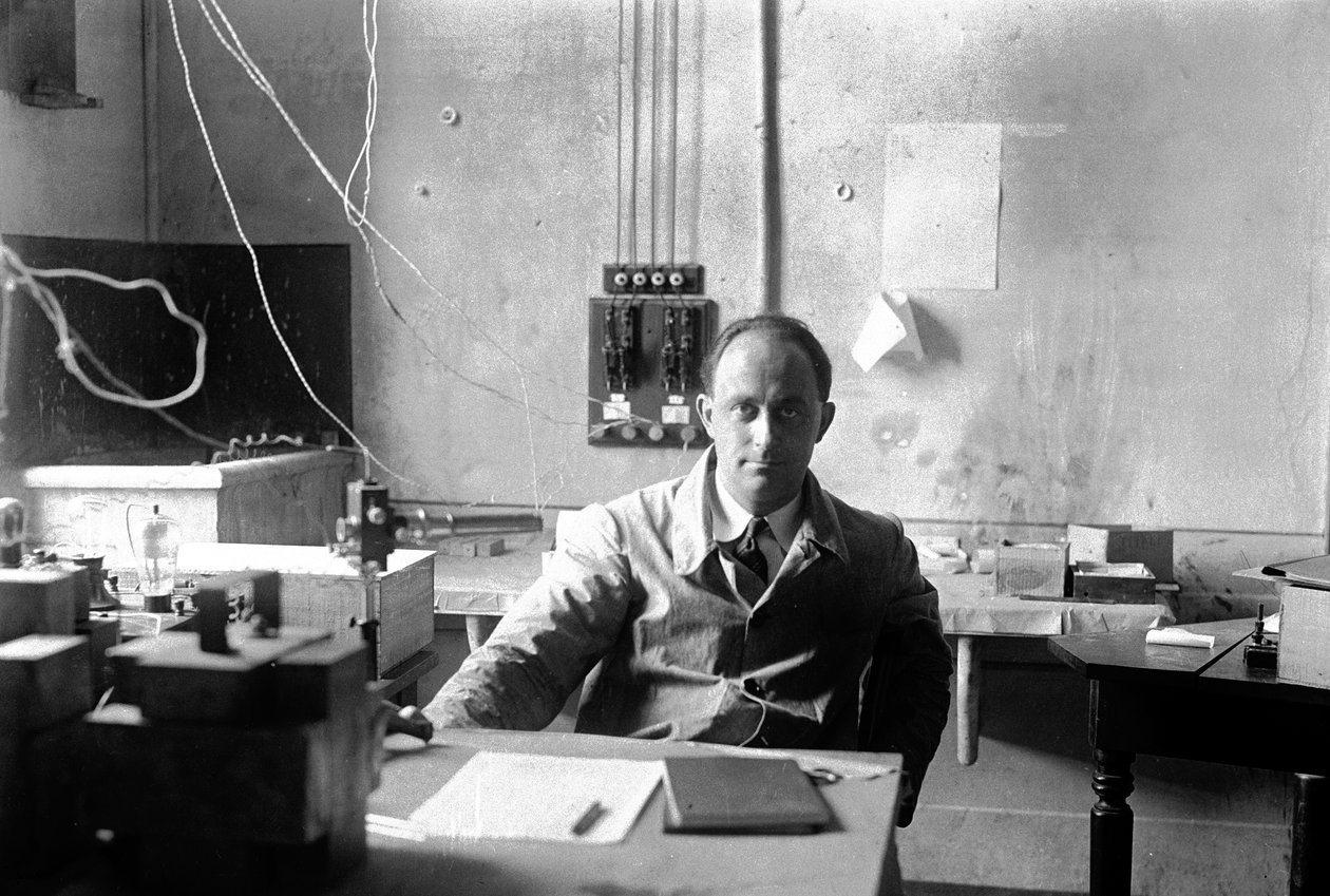 意大利物理学家恩里科-费米（1901-1954年获1938年诺贝尔物理学奖）在实验室（黑白照片）。 作者 阿曼多·布鲁尼（Armando Bruni）
