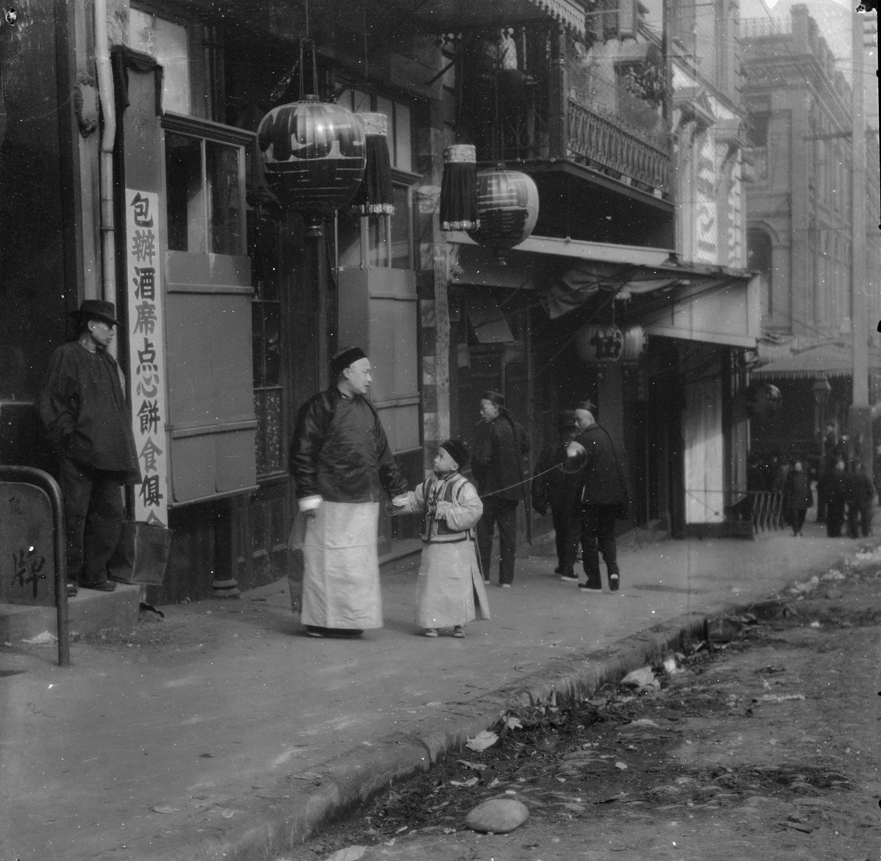 旧金山唐人街领馆的一个家庭 作者 阿诺德·根特（Arnold Genthe）