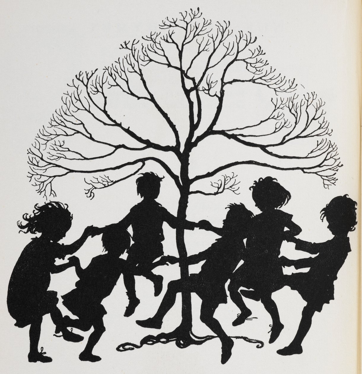 孩子们围着树跳舞的剪影。 作者 亚瑟·拉克汉姆（Arthur Rackham）