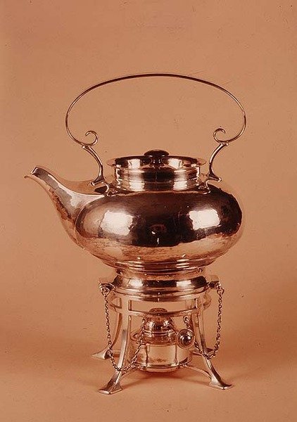 水壶和灵魂燃烧器，由伯明翰工艺品协会制造，c.1905-10（镀银铜） 作者 亚瑟·斯坦斯菲尔德·迪克森