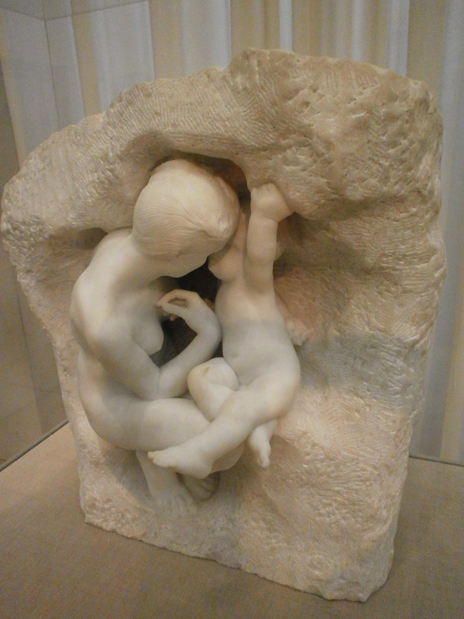 洞穴的年轻母亲 作者 奥古斯特·罗丹（Auguste Rodin）