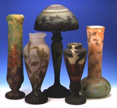精选酸蚀花瓶、套色花瓶、浮雕花瓶和一盏灯（玻璃）。 作者 奥古斯特·道姆（Auguste Daum）