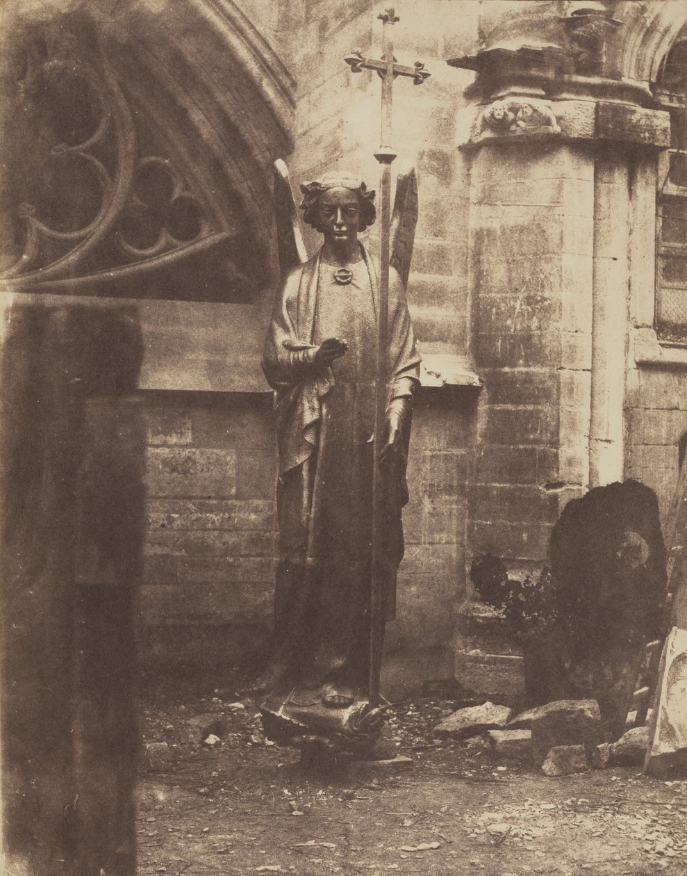 杰弗里-德尚（Geoffroy-Dechaume）的《圣礼拜堂东檐天使》，1851-1853 年（照片 作者 奥古斯特·梅斯特拉（Auguste Mestral）