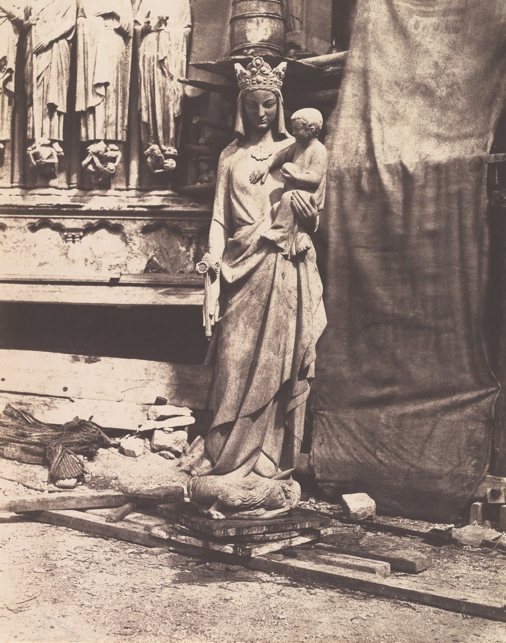 [圣母与儿童的雕塑，巴黎圣母院]，1853-1854。 作者 奥古斯特·梅斯特拉（Auguste Mestral）