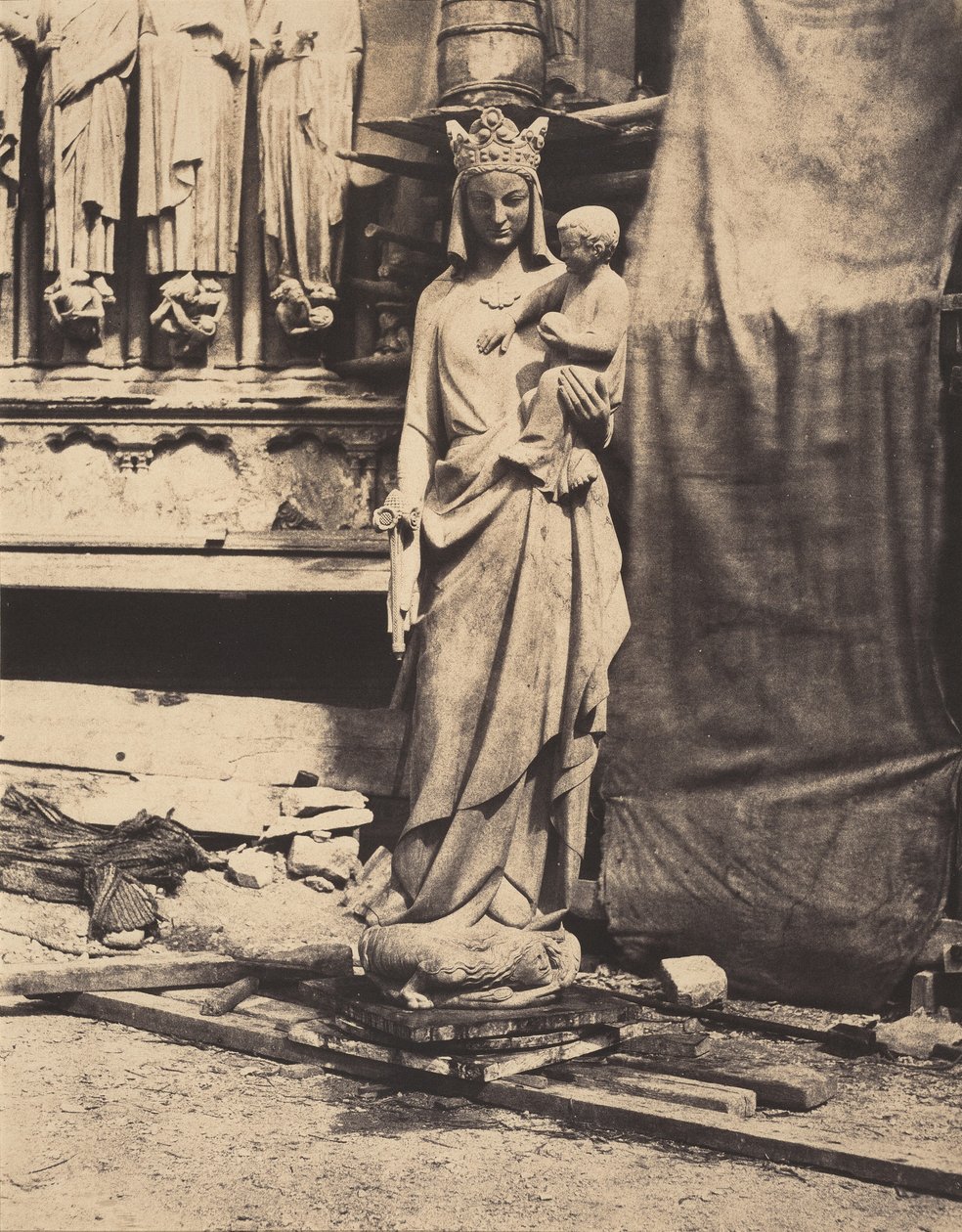 圣母与圣婴，杰弗里-德尚雕刻，巴黎圣母院大教堂，约 1854 年（照片） 作者 奥古斯特·梅斯特拉（Auguste Mestral）