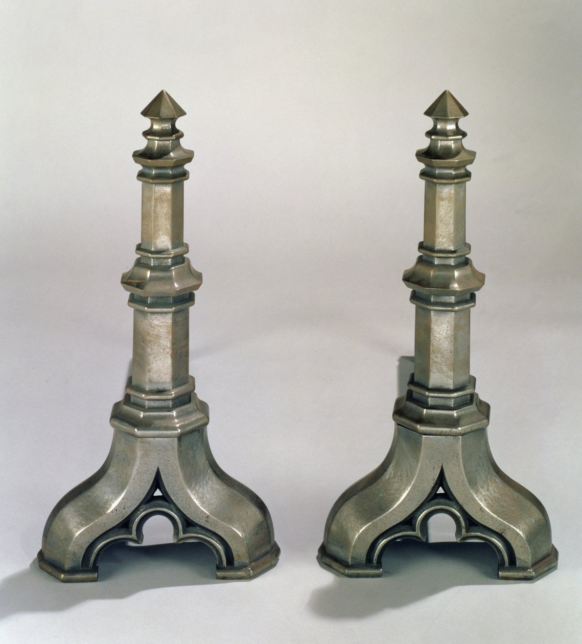 一对哥特式风格Andirons，c.1836（铸钢） 作者 奥古斯都·韦尔比·诺斯莫尔·普金