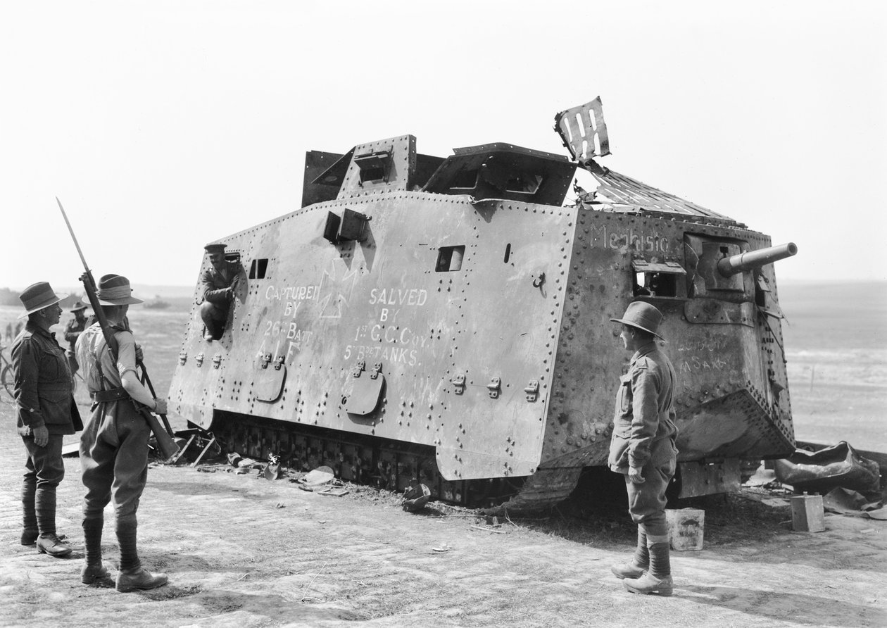 1918年7月14日，位于Villers-Bretonneux附近的Monument Wood的第26营占领的德国坦克，随后由第5英国坦克旅救助澳大利亚战争博物馆，8月4日 作者 澳大利亚摄影师