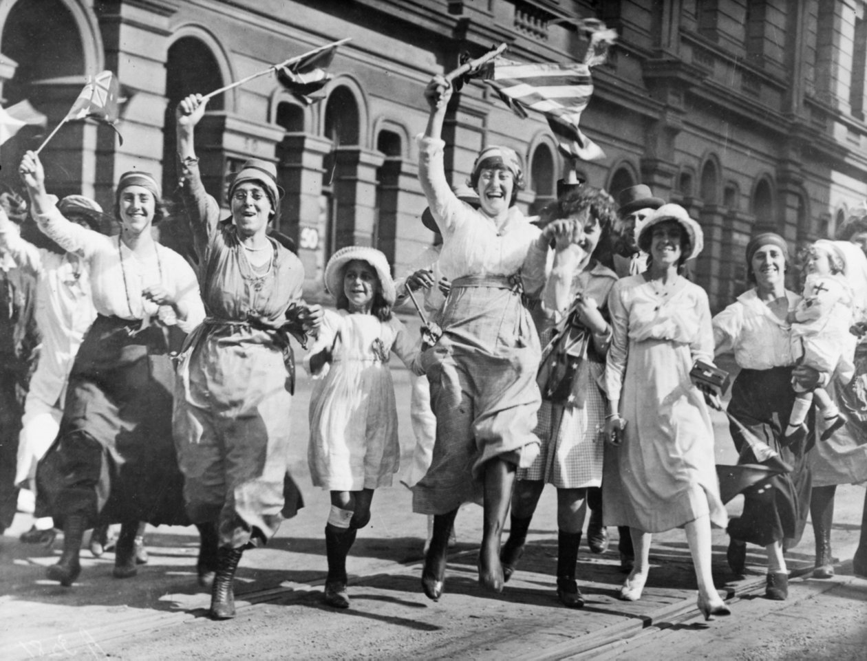 1918年11月11日，在签署停战协定时，一群妇女和儿童在悉尼的街道上欢欣鼓舞 作者 澳大利亚摄影师
