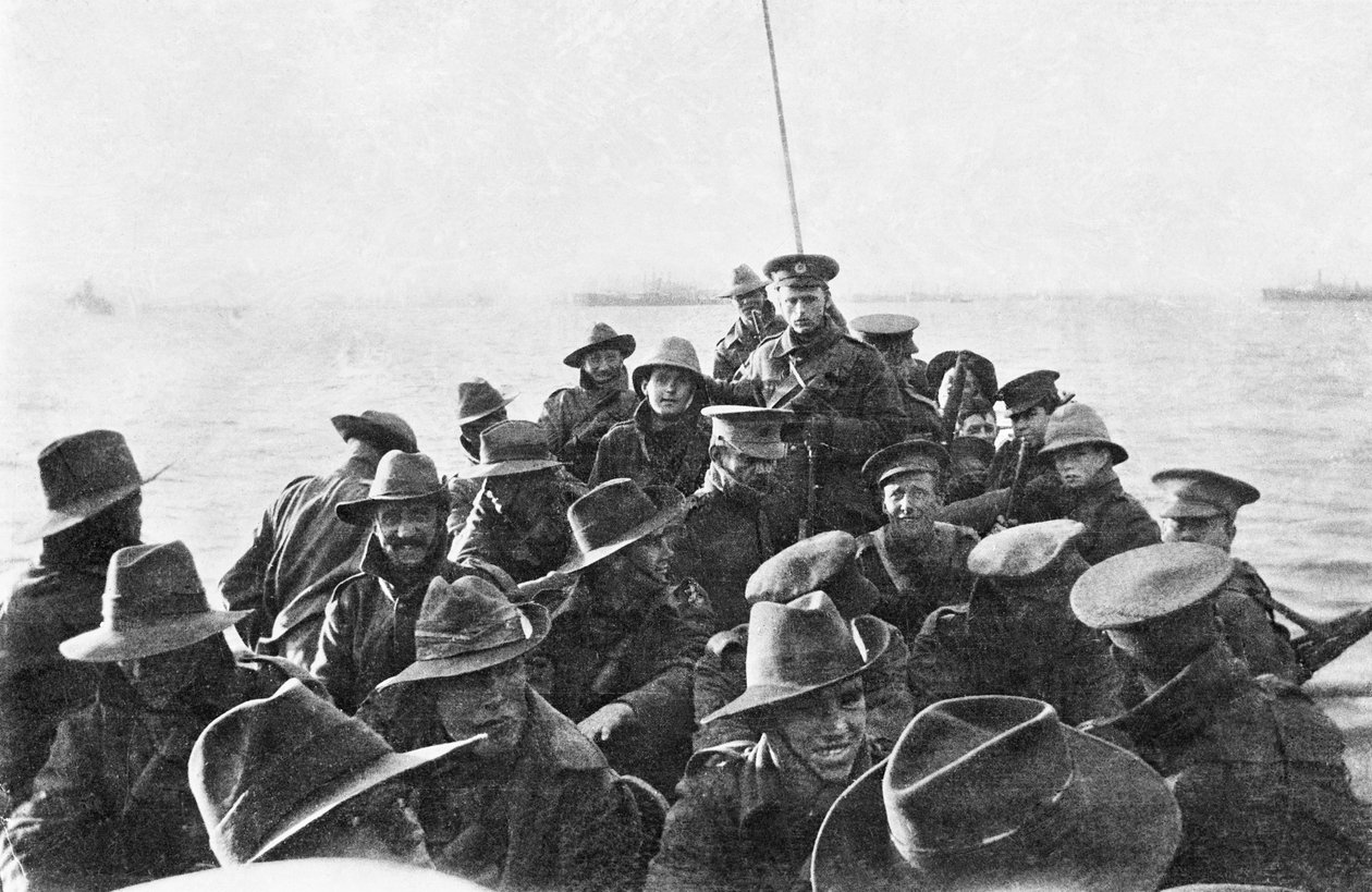 1915年4月25日登陆当天上午6点他们被拖向Anzac Cove的一艘载有澳大利亚第一分区信号公司身份不明男子的救生艇船尾的视图（bw phot 作者 澳大利亚摄影师