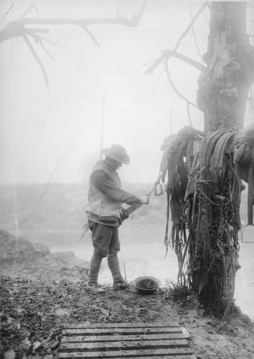 1916年12月，一名身份不明的澳大利亚炮兵驾驶员在Mametz附近的一个方坯上清理泥浆 作者 澳大利亚摄影师