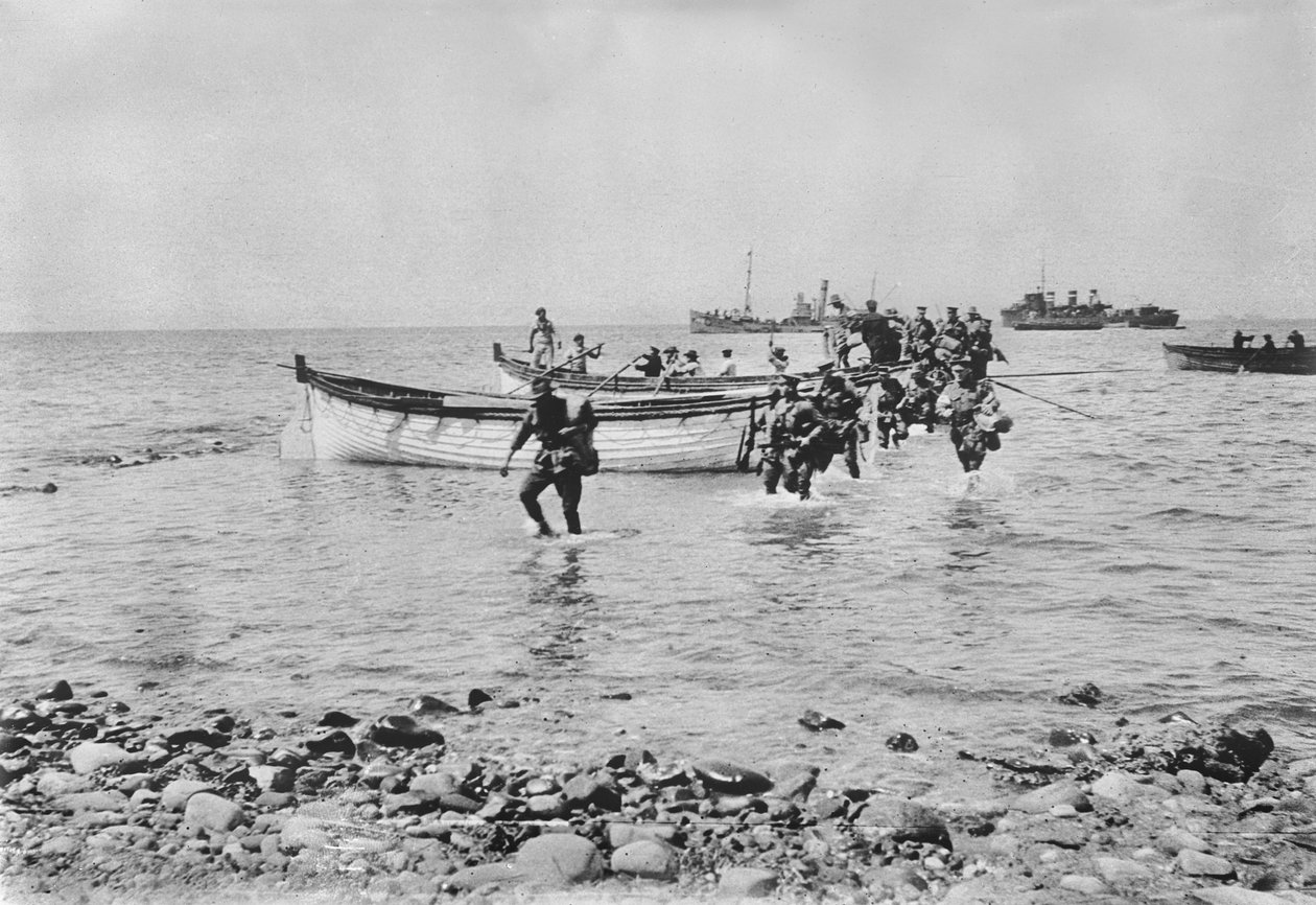 1915年4月25日，澳大利亚士兵于1915年4月25日在大型船只的登陆艇上运输后于1915年4月25日在加利波利安扎克湾上岸时趟过水面（ 作者 澳大利亚摄影师