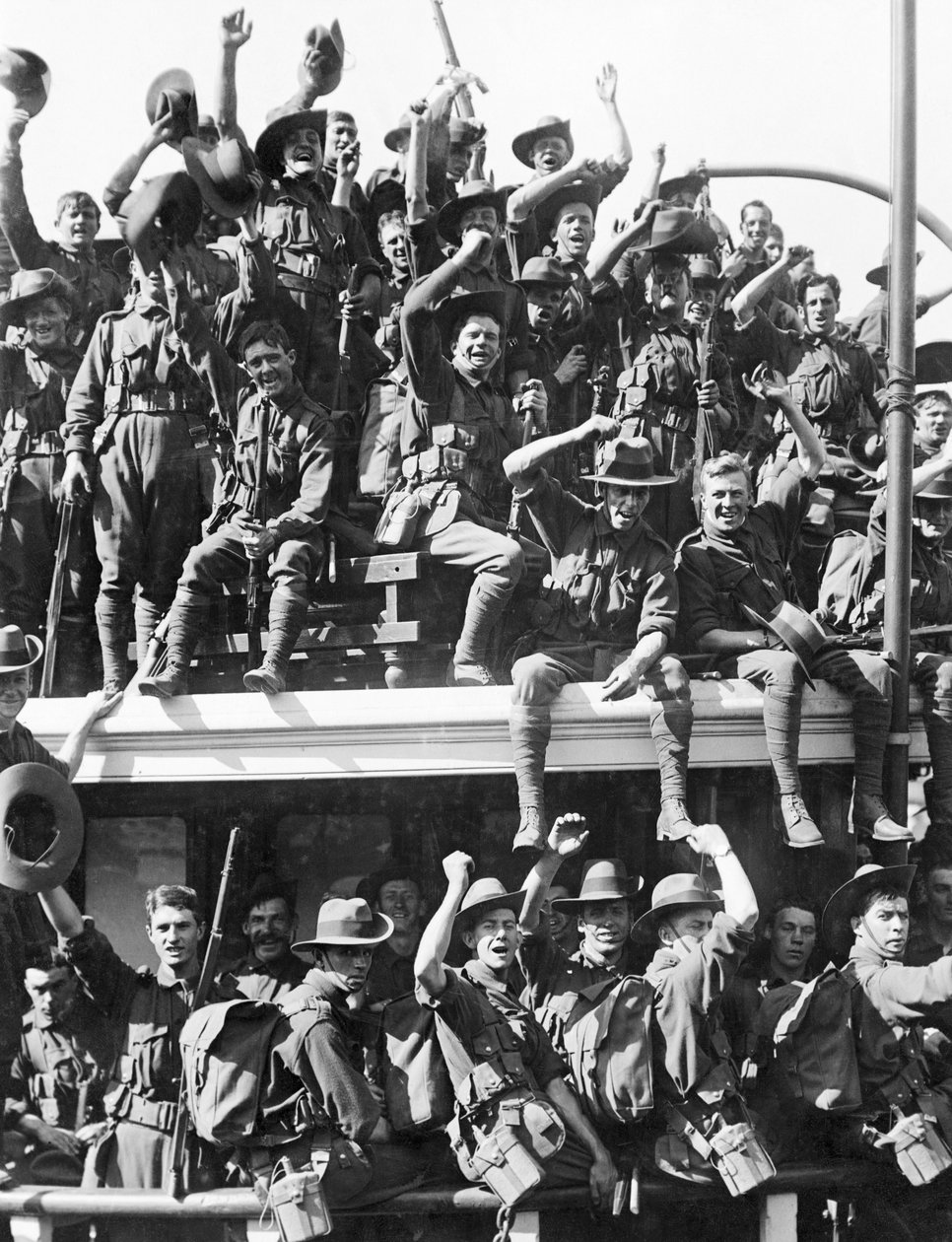 1914年8月19日澳大利亚海军和远征军（AN＆MEF）在新几内亚登船 作者 澳大利亚摄影师