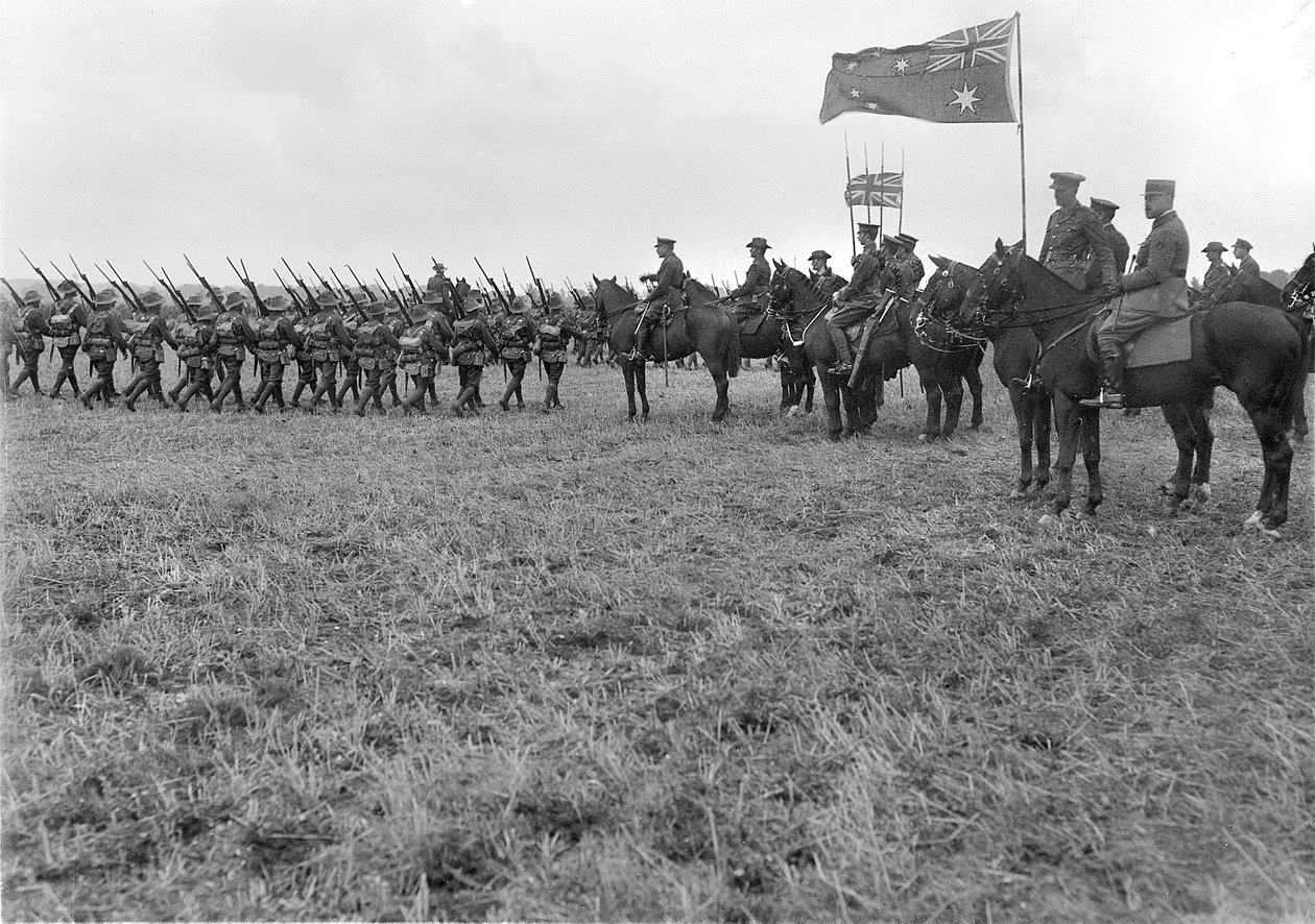 陆军元帅道格拉斯·黑格爵士于1917年8月29日在Ebblinghem回顾了第5届澳大利亚分部 作者 澳大利亚摄影师
