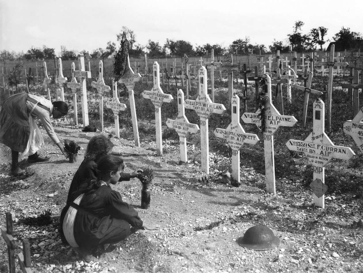 1919年8月26日，法国维莱尔 - 布列塔尼（Villers-Bretonneux），法国维尔 - 布列塔尼（Villers-Bretonneux）战争中，法国儿童在阿德莱德公墓（Adelaide Cemetery of Australian 作者 澳大利亚摄影师