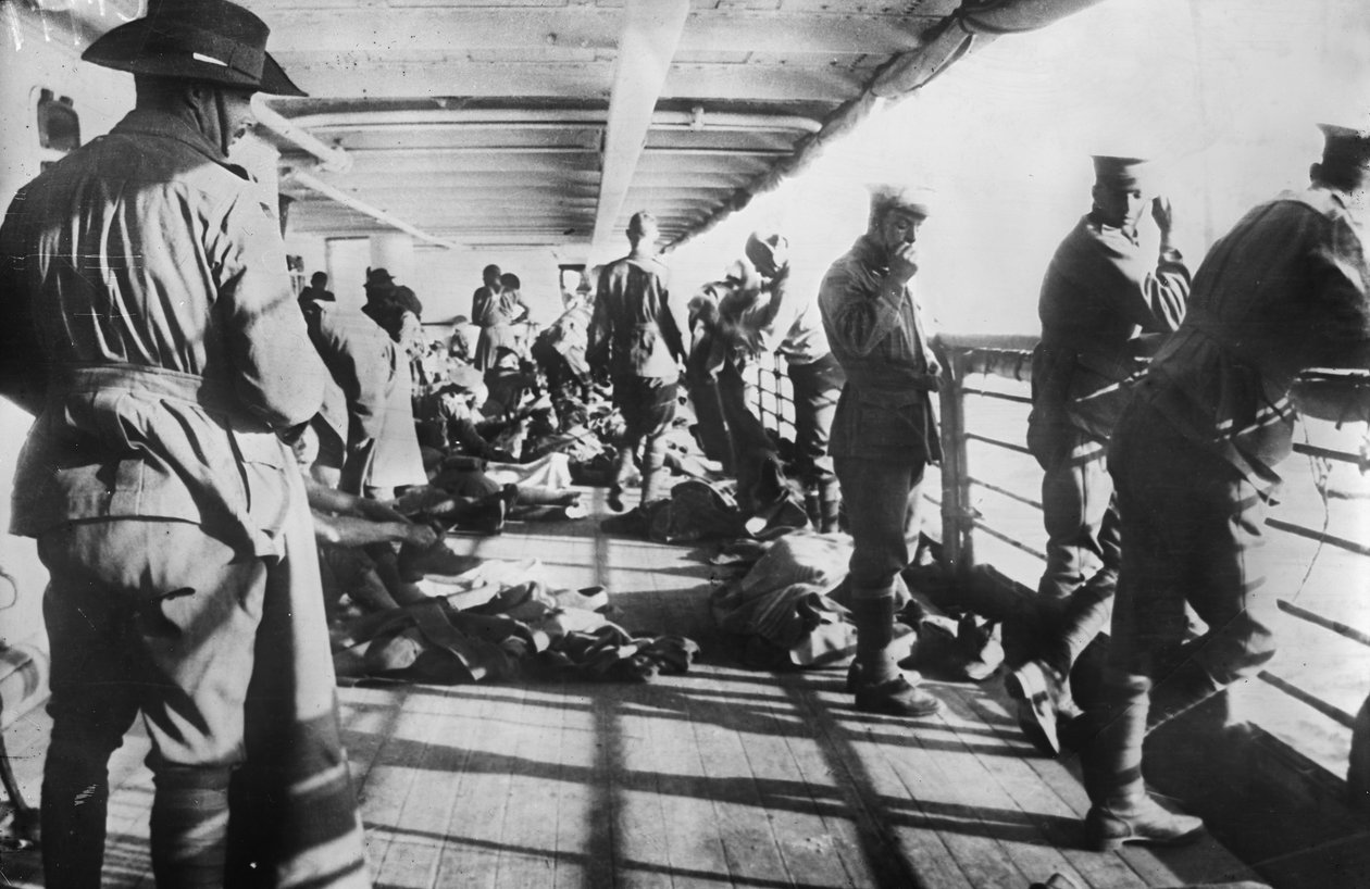 1915年4月24日，在安扎克湾登陆前的早晨，在第二营的人们在运输SS Derfflinger的甲板上放松 作者 澳大利亚摄影师