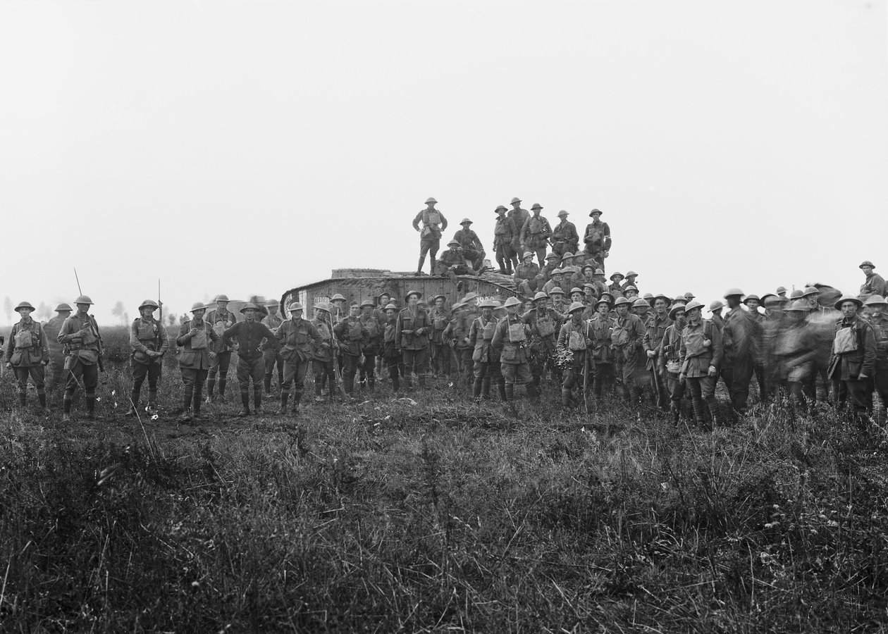 1918年8月8日，坦克船员和第5澳大利亚步兵旅的一些成员的室外小组画象 作者 澳大利亚摄影师