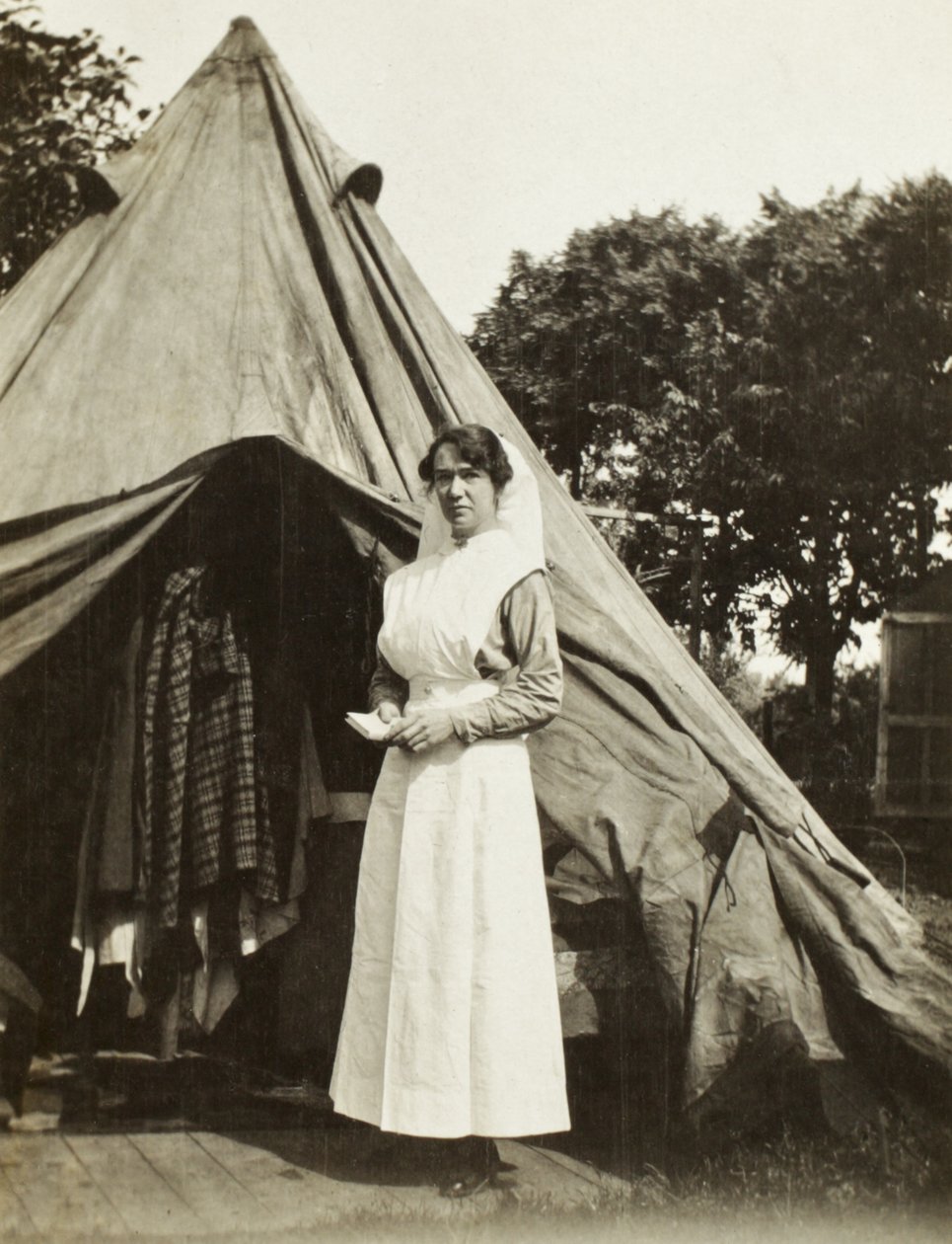 1916年，法国Trois Arbres，Steenwerck附近的第二个澳大利亚伤亡清理站的Ada Smith姐妹 作者 澳大利亚摄影师