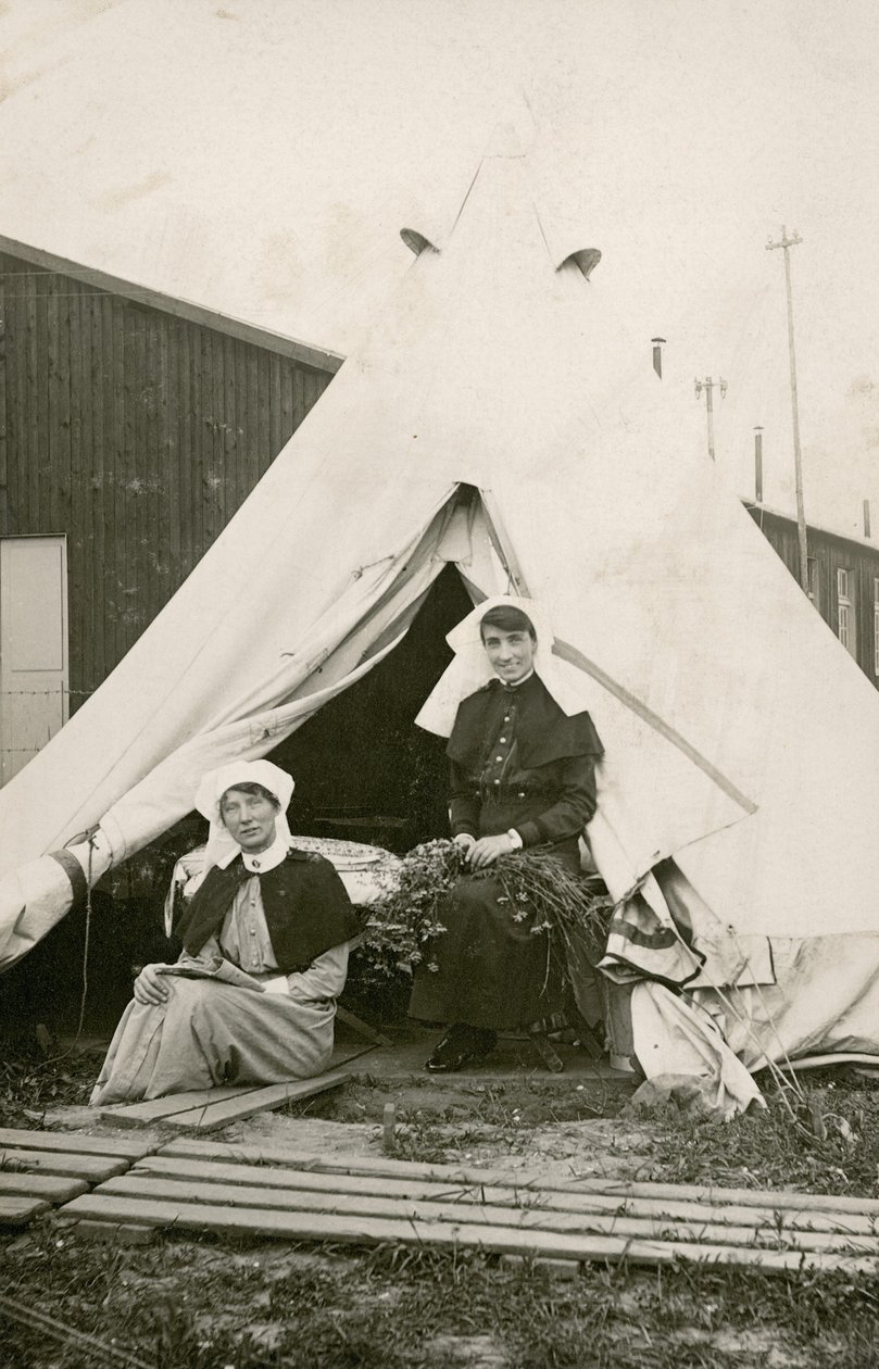 Eleanor Wibmer姐妹Jeffries和Nellie Constance Morrice姐妹（右）在澳大利亚总医院3号帐篷外面，从索姆河岸边采摘鲜花，c。 1917年6月（bw照片 作者 澳大利亚摄影师