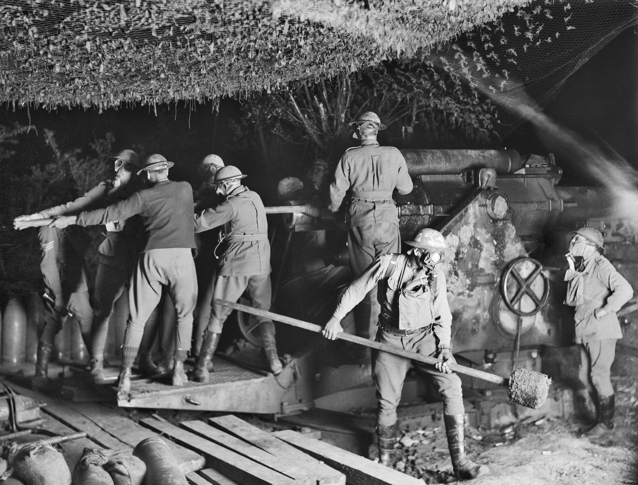 1917年9月15日在Voormezeele袭击期间，第二个澳大利亚围攻炮兵（第55个澳大利亚围攻炮兵炮兵）在他们的防毒面具上使用9.2英寸榴弹炮 作者 澳大利亚摄影师