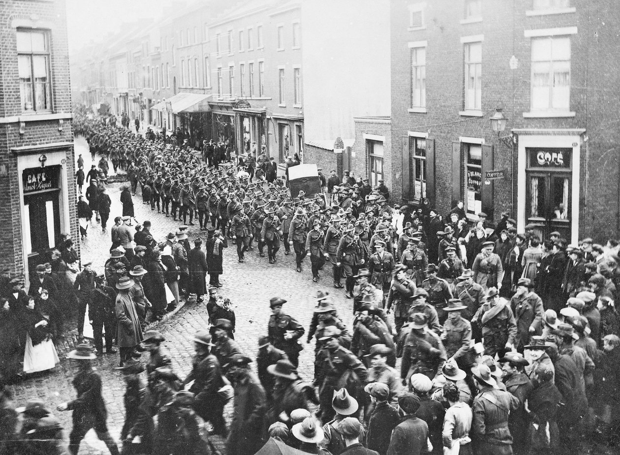 1919年11月26日，比利时Chatelineau，第一师炮兵AIF的最后一个配额离开该镇，以便在沙勒罗瓦开始他们的旅程回家 作者 澳大利亚摄影师