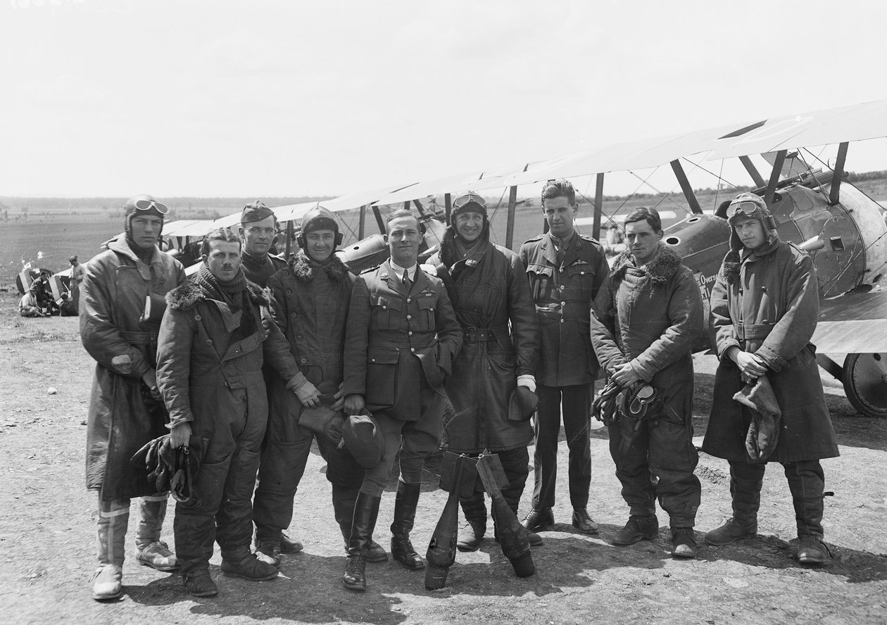 1918年6月16日，Sopwith Camel飞机排队前的全飞行装备A Flight，第4中队，澳大利亚飞行队（AFC）的官员 作者 澳大利亚摄影师