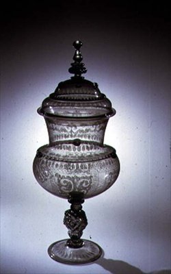 威尼斯风格的高脚杯，带盖，钻石点雕刻和镀金，因斯布鲁克，1580（玻璃） 作者 奥地利学派
