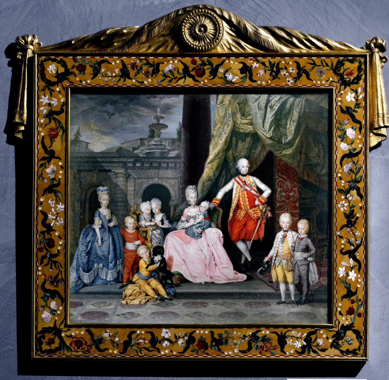 哈布斯堡-洛林的皮埃尔-利奥波德 (Pierre Leopold of Habsburg Lorraine)（1747-1792 年）（当时的神圣帝国或奥地利的利奥波德二世）与他的家人（他的妻子玛丽·路易斯和他们的 8 个孩子）围绕着微型画。 1776 年维也纳霍夫堡 作者 奥地利学派