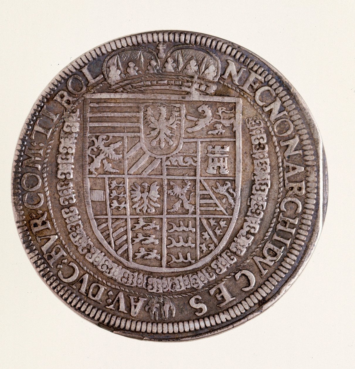 来自蒂罗尔州的银币（Thaler）：皇帝鲁道夫二世（Rodolphe II）统治时期（1552-1612）。直径4厘米 那不勒斯，国家考古博物馆 作者 奥地利学派