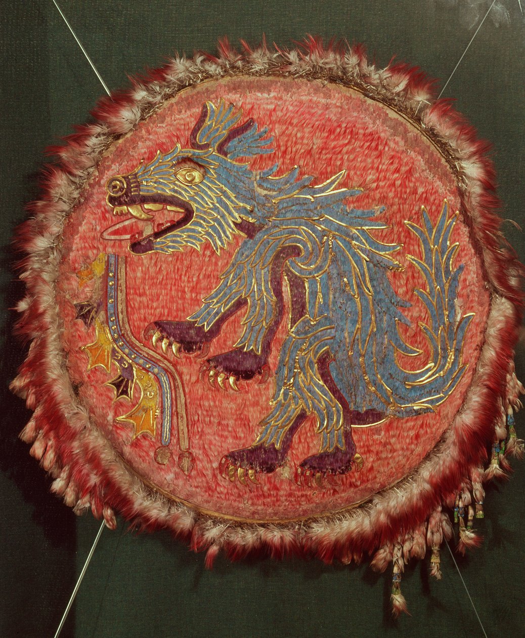盾，c.1500（羽毛，板金，龙舌兰纸，皮革和芦苇） 作者 阿兹台克人