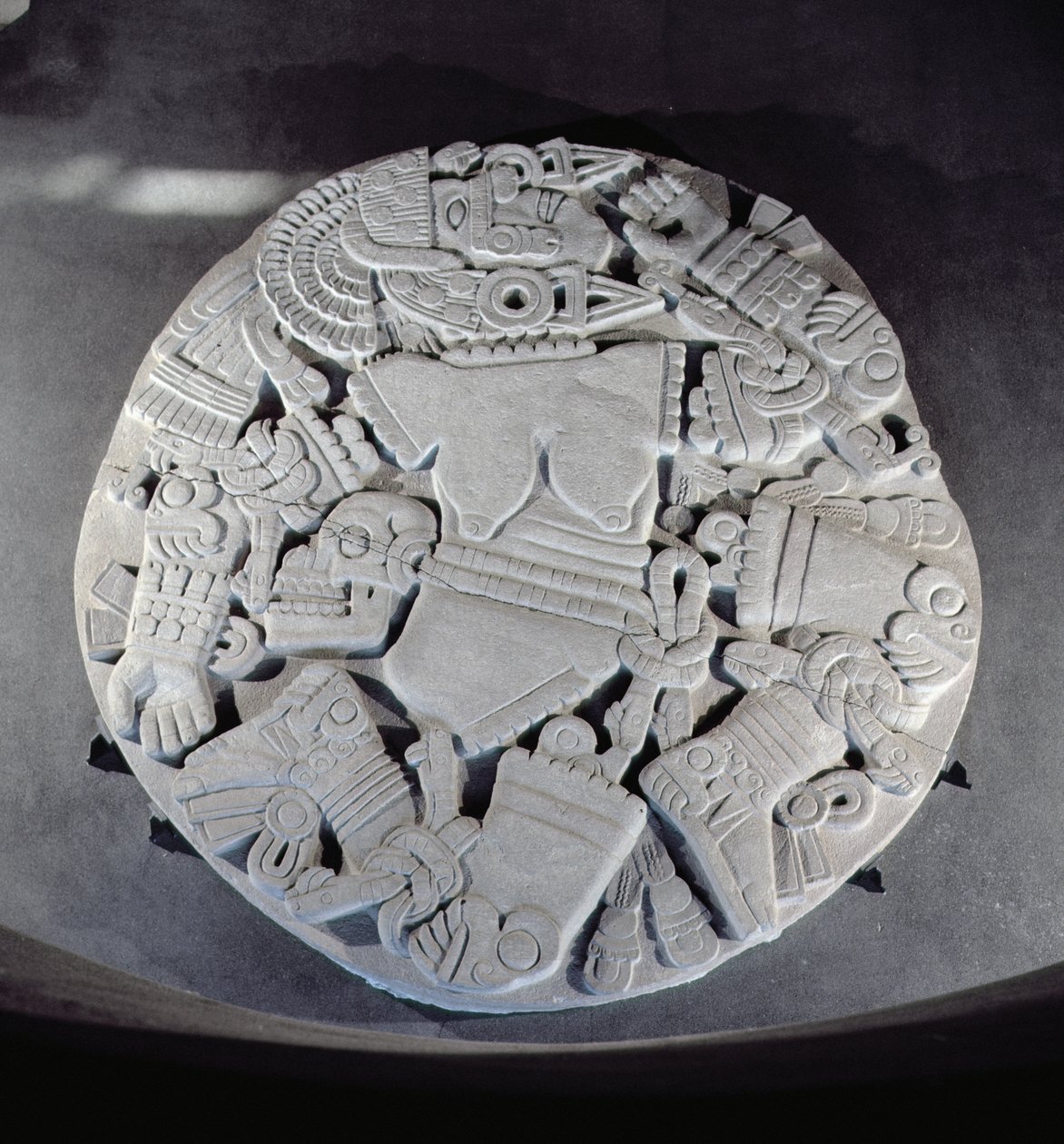 雕刻月亮女神Coyolxauhqui的肢解，发现于Tenochtitlan的双金字塔脚下，后经典时期（1300-1521）（另见97326） 作者 阿兹台克人