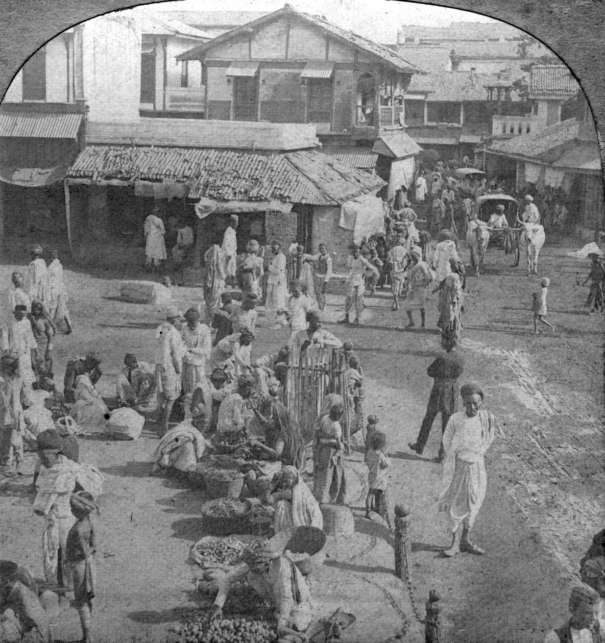 1902年，印度艾哈迈达巴德的一个市场。 作者 BL Singley