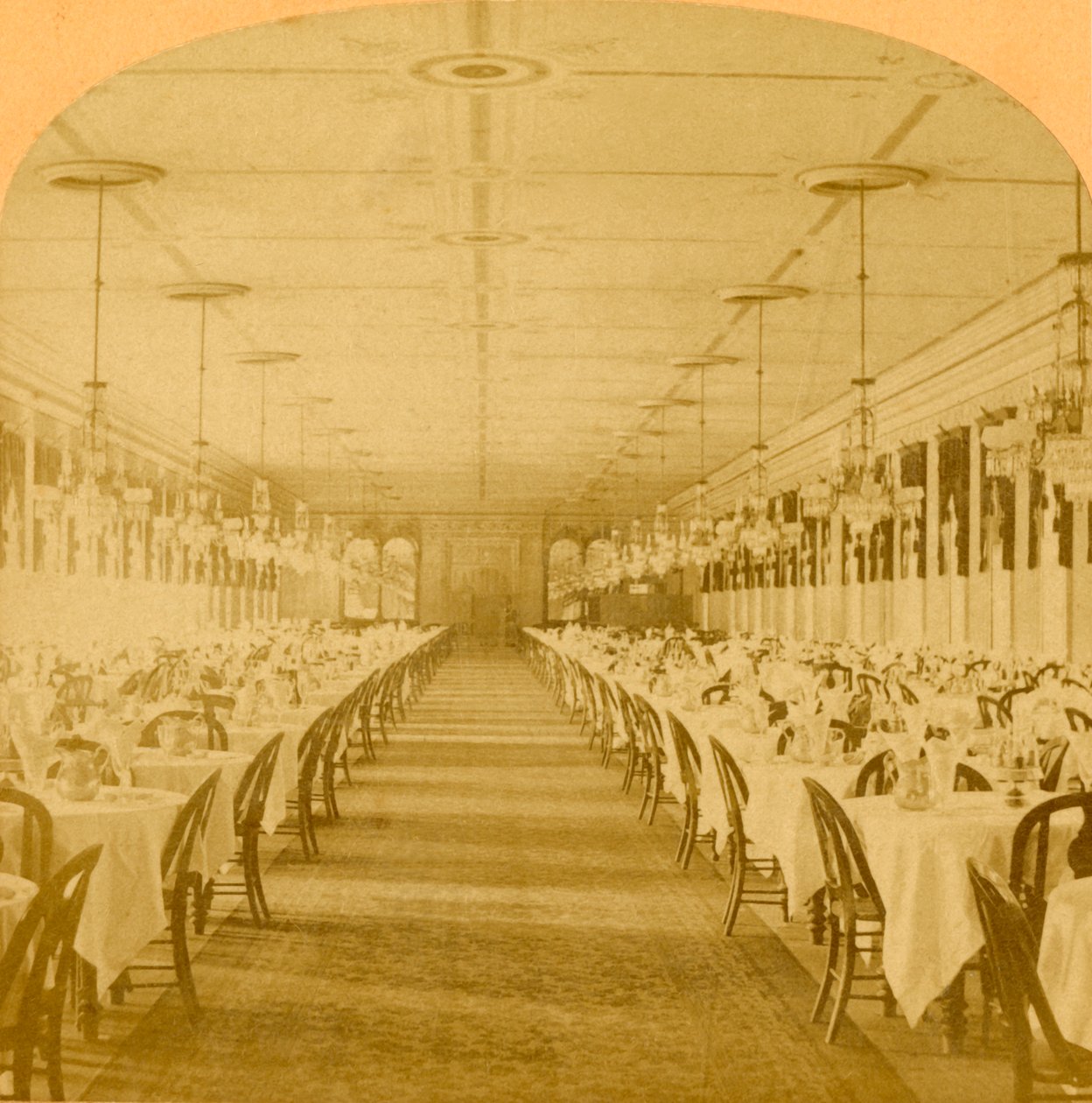 1882年，萨拉托加大联盟饭店大宴会厅，世界上最大的饭厅。 作者 BW基尔本