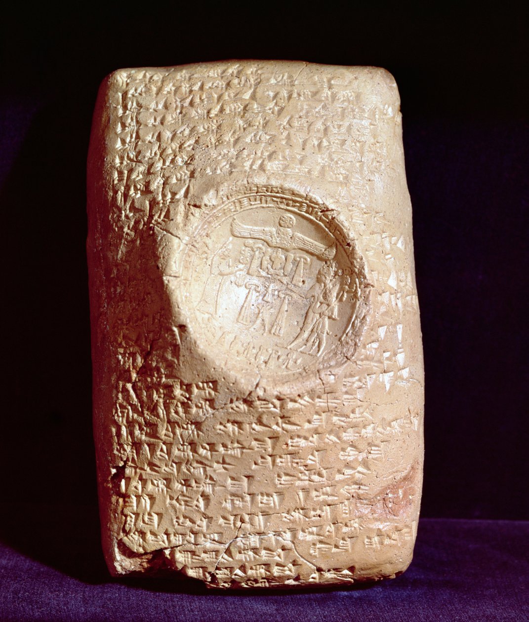平板电脑与楔形文字题字和国王Mursil II（公元前1339年至1306年）（粘土）的印章 作者 巴比伦人