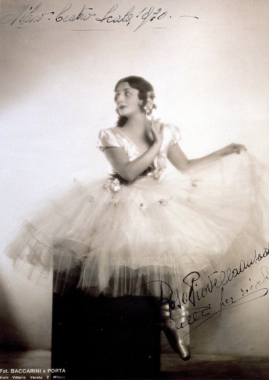 Portrait of the classical ballerina Rosa Piovella Ansaldo, in tutu and ballet shoes. She is seated, frontally, her face turned to one side. Cloth roses decorate her garment and carefully dressed hair (Milan, Teatro alla Scala) (b/w photo) 作者 巴卡里尼（Baccarini）和波尔塔（Porta）