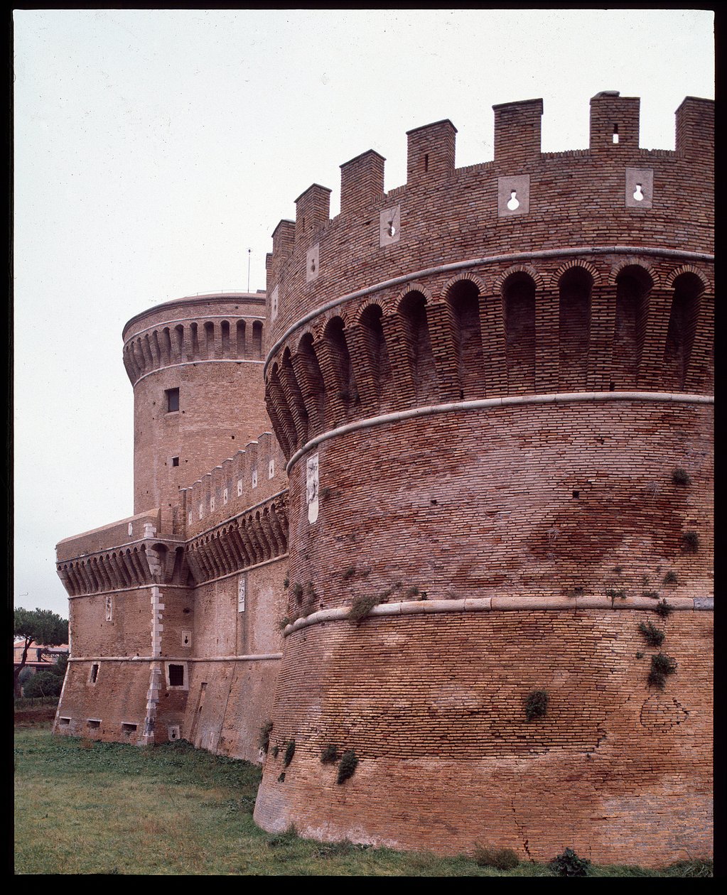中世纪艺术：由建筑师 Baccio Pontelli（约 1450-1494 年）在格雷戈里奥波利 (Gregoriopoli) 实现的教皇朱利叶斯二世 (Giulio) 城堡景观 作者 巴乔·庞特里