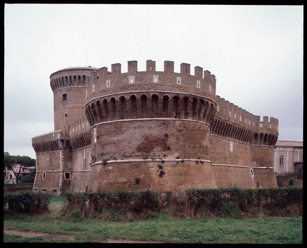 中世纪艺术：由建筑师 Baccio Pontelli（约 1450-1494 年）在格雷戈里奥波利 (Gregoriopoli) 实现的教皇朱利叶斯二世 (Giulio) 城堡景观 作者 巴乔·庞特里