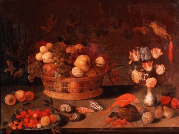 静物画：柳条篮子里的桃子、苹果和葡萄，中国花瓶里的花和桌子上的两只鹦鹉 作者 Balthasar van der（追随者）Ast