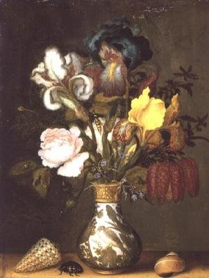 鸢尾花、玫瑰花和其他花放在带贝壳的瓷花瓶中 作者 Balthasar van der Ast