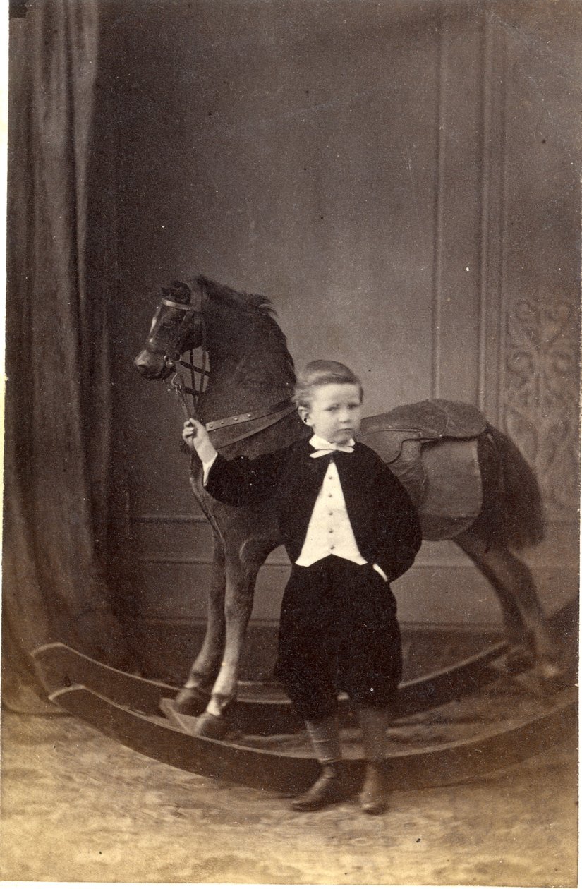 站立的男孩拿着一匹摇马的缰绳，1860s（蛋白打印） 作者 巴拉特