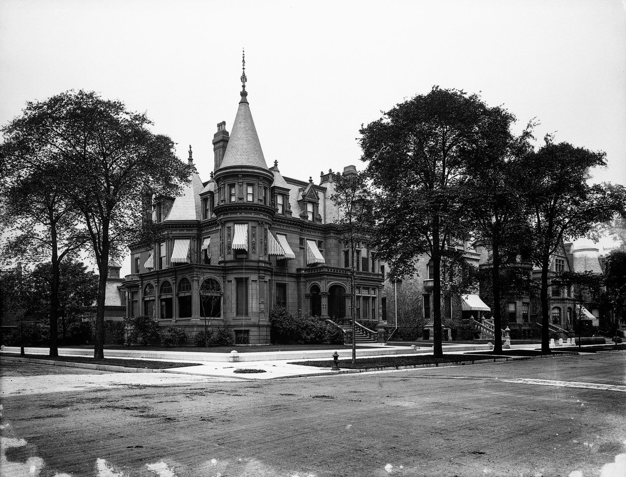 Charles P. Libby 住宅，位于美国伊利诺伊州芝加哥市南密歇根大道 3358 号，约 1905 年（黑白照片） 作者 巴恩斯和克罗斯比