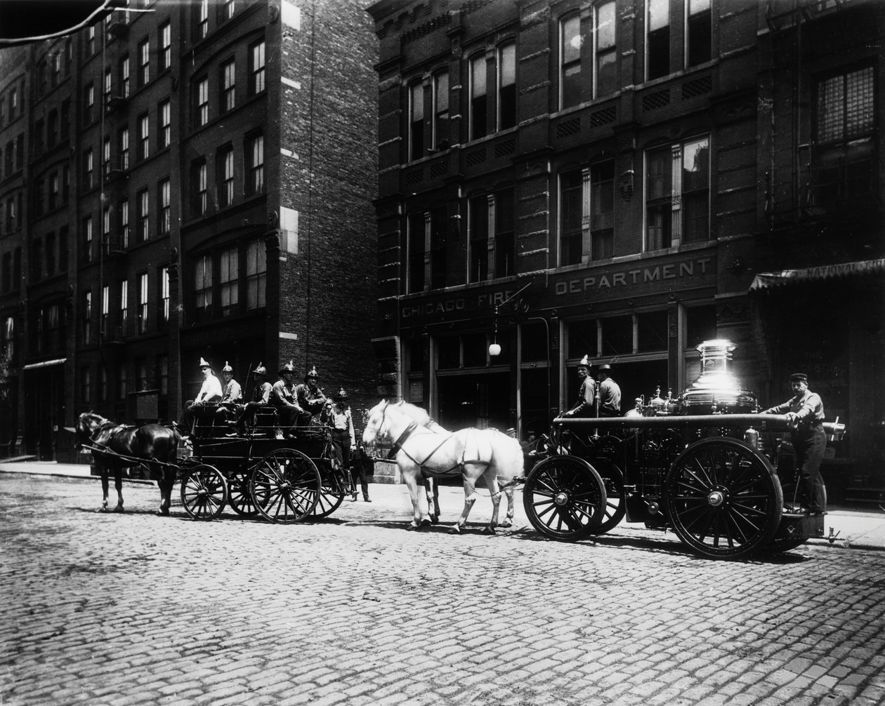 美国伊利诺伊州芝加哥市第40号消防站外的消防车，约1905年（黑白照片）。 作者 巴恩斯和克罗斯比